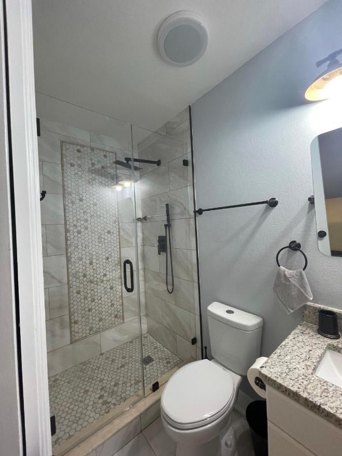 Twelve Oaks Modern Independent Apartment 탬파 외부 사진
